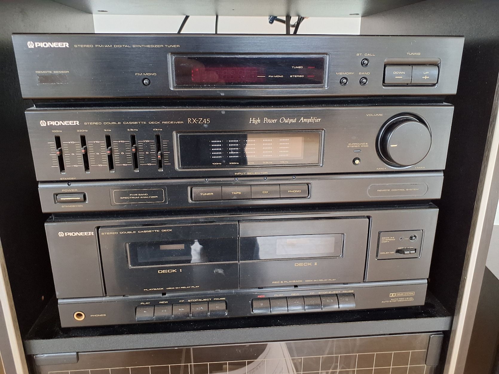 Hi-fi anlæg komplet i reol på hjul